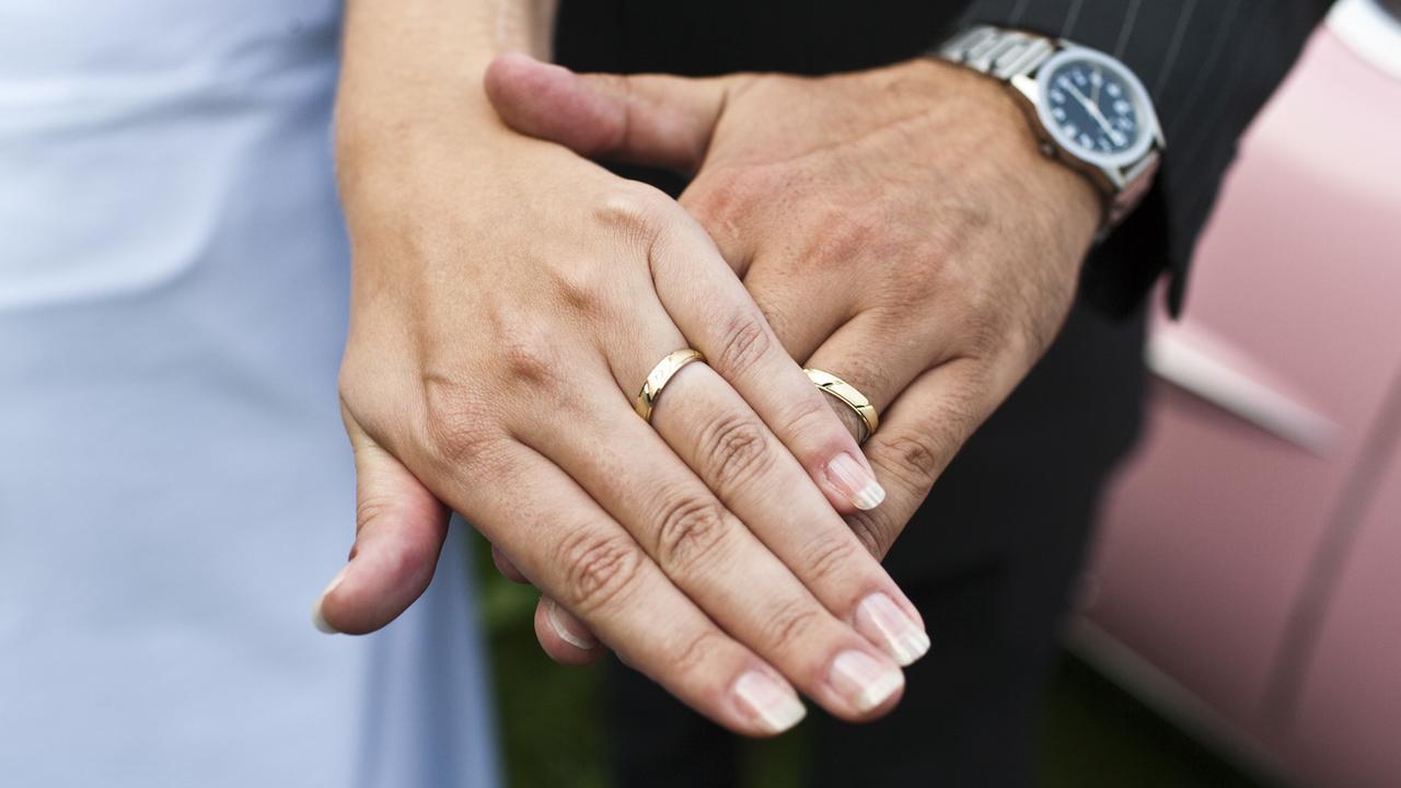 Les couples sont de moins en moins nombreux à opter pour le mariage. [Keystone - Gaetan Bally]
