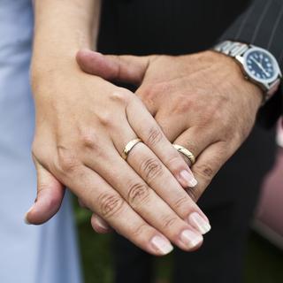 Les couples sont de moins en moins nombreux à opter pour le mariage. [Keystone - Gaetan Bally]