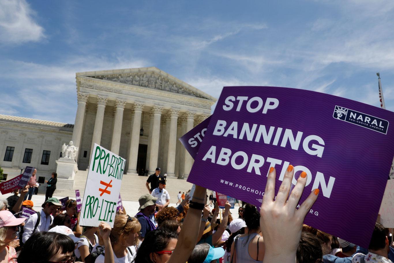 Militants pro-avortement devant la Cour suprême à Washington, 21.05.2021. [Reuters - Kevin Lamarque]