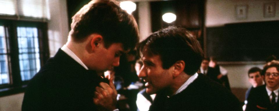 Les acteurs Ethan Hawke (à gauche) et Robin Williams (à droite) dans "Le Cercle des poètes disparus". [Collection Cinema / Photo12 via AFP]