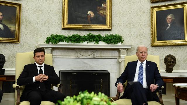 Joe Biden avec le président ukrainien Volodymyr Zelensky. [AFP - Brendan Smialowski]