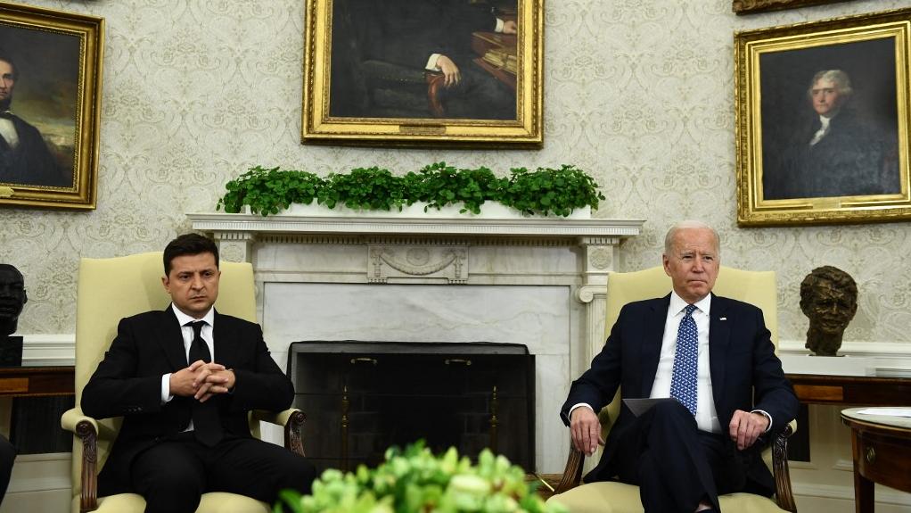 Joe Biden avec le président ukrainien Volodymyr Zelensky. [AFP - Brendan Smialowski]