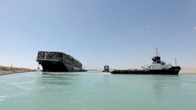 Le porte-conteneurs Ever Given a été remis à flot. [Keystone/EPA - Suez canal authority]