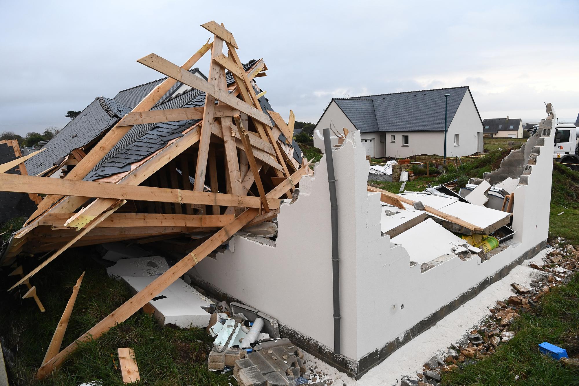 Une maison a été détruite après le passage de la tempête Aurore, à Plozevet, dans l'est de la France. [AFP - Fred Tanneau]