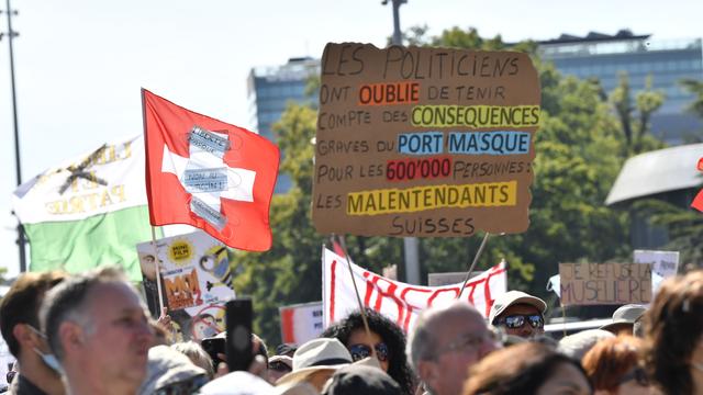 L'interdiction des manifestations dans les lieux publics au début de la pandémie a restreint la liberté de réunion pacifique, selon Amnesty International. [Martial Trezzini]