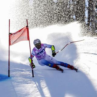 Travis Ganong, des États-Unis, se penche pendant une course de super-G de la Coupe du monde de ski, vendredi 3 décembre 2021, à Beaver Creek, au Colorado. [Vail Daily via AP/Keystone - Chris Dillmann]