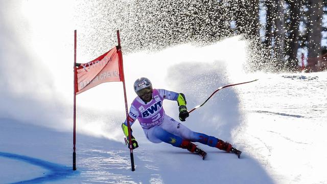 Travis Ganong, des États-Unis, se penche pendant une course de super-G de la Coupe du monde de ski, vendredi 3 décembre 2021, à Beaver Creek, au Colorado. [Vail Daily via AP/Keystone - Chris Dillmann]