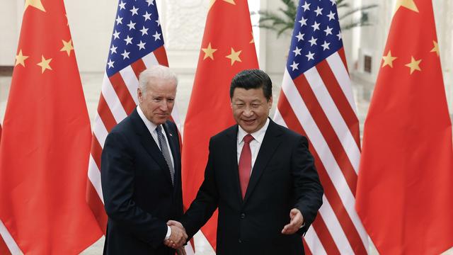 Joe Biden et Xi Jinping se sont déjà rencontrés plusieurs fois, ici en 2013 à Pékin. [Keystone - AP Photo/Lintao Zhang]