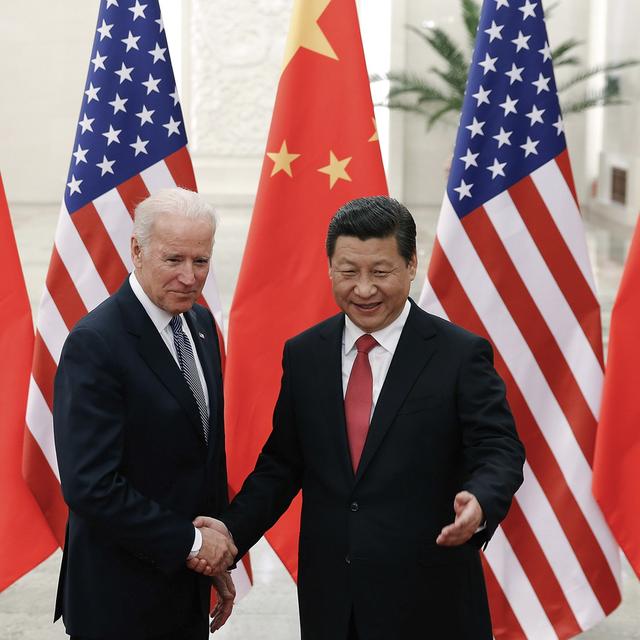 Joe Biden et Xi Jinping se sont déjà rencontrés plusieurs fois, ici en 2013 à Pékin. [Keystone - AP Photo/Lintao Zhang]