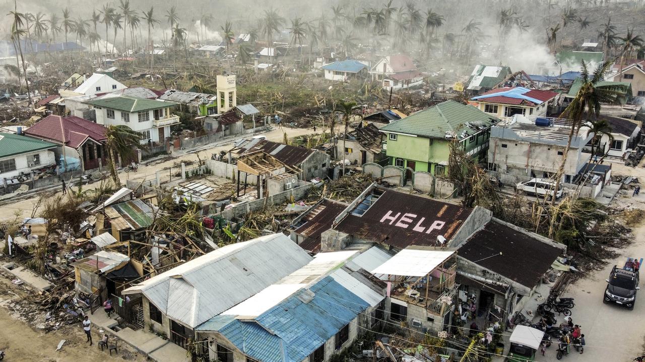 "Au secours" a été peint sur le toit d'une maison sur l'île de Suriago del Norte, dans le Sud des Philippines, le 22 décembre 2021. [Keystone/AP photo - Alren Beronio]