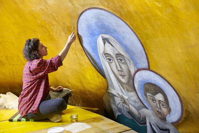 Une restauratrice en plein travail à la Basilique Notre-Dame à Lausanne. [Rémy Gindroz/Fondation D'Olcah - ©Rémy Gindroz]