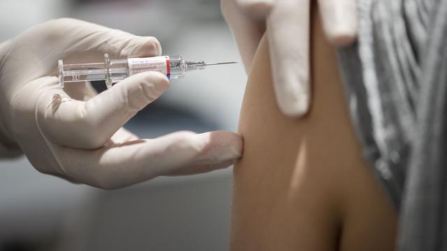 Les vaccins contre le Covid et contre la grippe sont compatibles. [KEYSTONE - Christian Beutler]