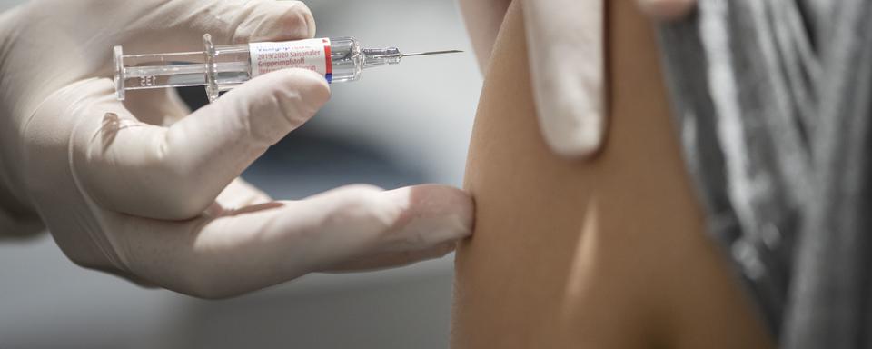 Les vaccins contre le Covid et contre la grippe sont compatibles. [KEYSTONE - Christian Beutler]