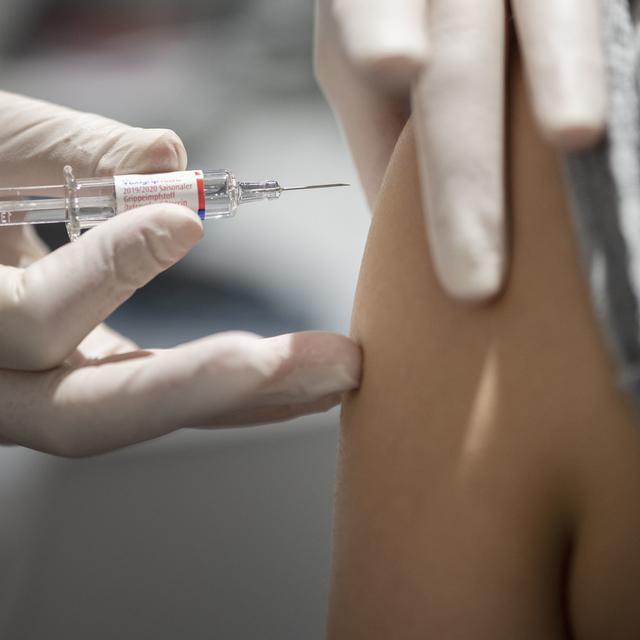 Les vaccins contre le Covid et contre la grippe sont compatibles. [KEYSTONE - Christian Beutler]