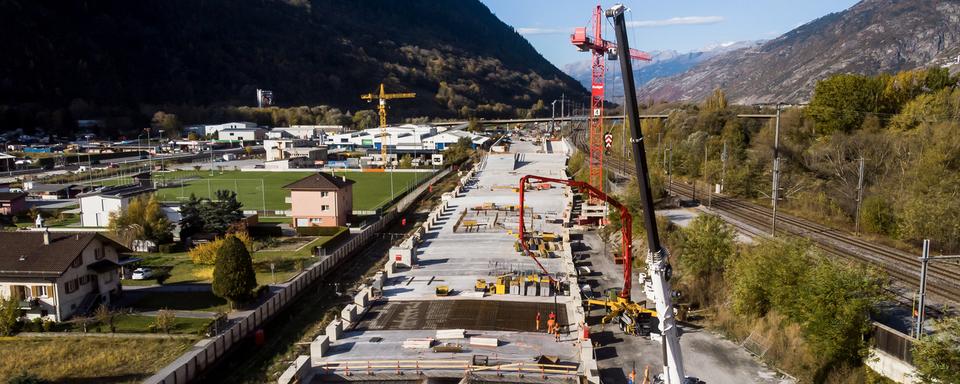 Vue du chantier de la tranchée couverte de l'A9 à Rarogne (VS), 29.10.2021. [Keystone - Jean-Christophe Bott]