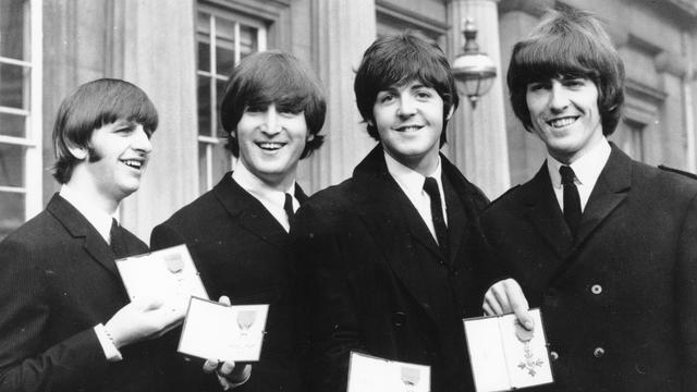 Les Beatles, photographiés ici en 1965 à Buckingham Palace avec, de gauche à droite, Ringo Star, John Lennon, Paul McCartney et George Harrison. [Keystone/AP Photo]