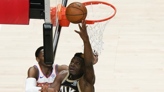 Client Capela se détend pour inscrire deux points de plus pour les Hawks d'Atlanta face aux Knicks de New York [Brynn Anderson]