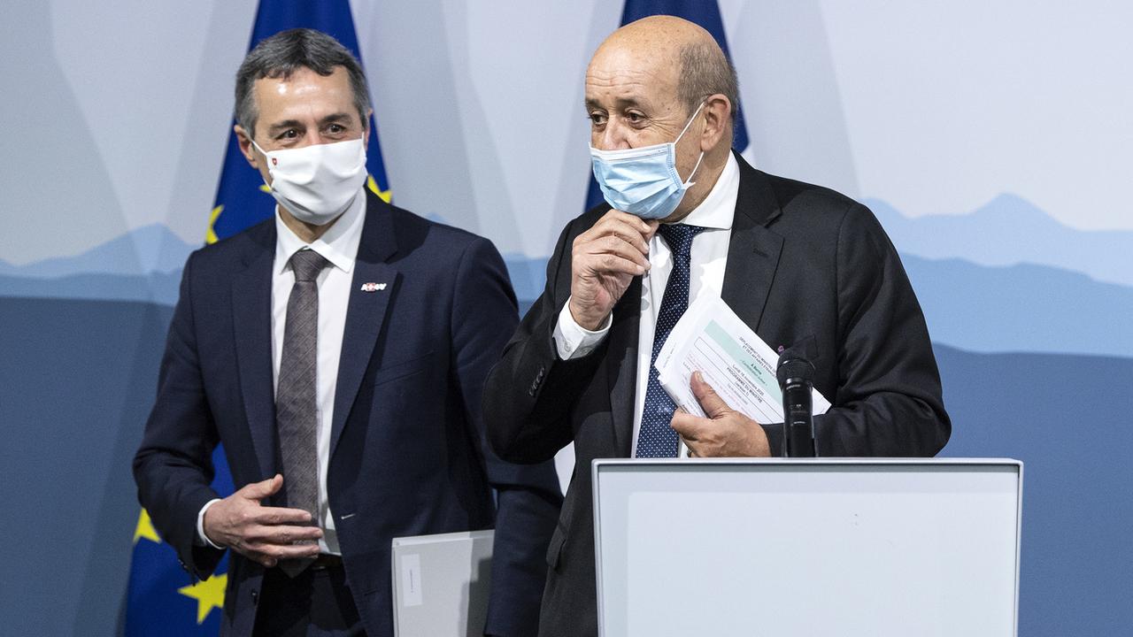 Ignazio Cassis et le ministre français des Affaires étrangères Jean-Yves Le Drian ont évoqué les relations bilatérales. [Keystone - Peter Schneider]