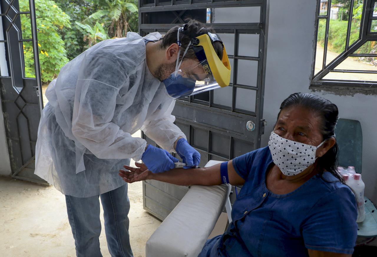 Carolina, qui fait partie du groupe indigène des Baniwa, est testée pour le Covid-19 dans les environs de Manaus, le 7 janvier 2021. [Keystone/AP photo - Edmar Barros]