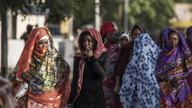 Des électrices attendent devant un bureau de vote à N'djamena, lors de la présidentielle tchadienne, le 11 avril 2021. [AFP - Marco Longari]