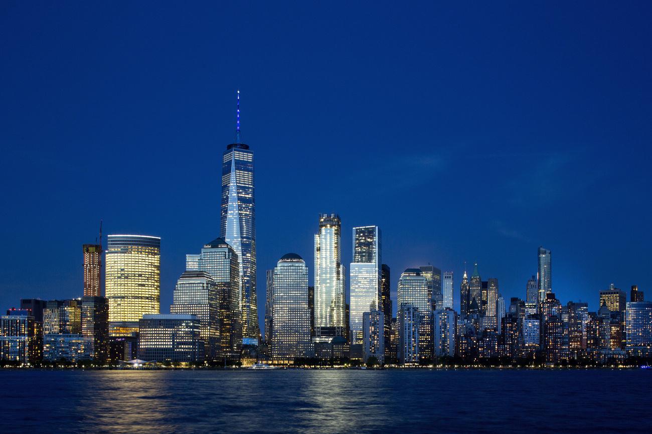 La One World Trade Center trône désormais au plus haut de la skyline new-yorkaise. [Keystone - AP Photo/Mark Lennihan]
