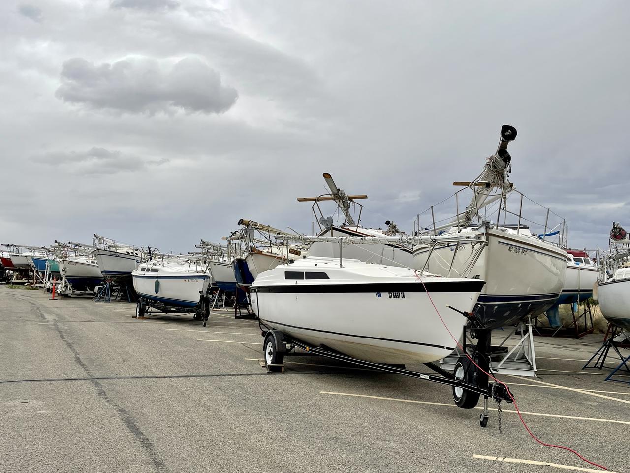 Les bateaux sont parqués au sec car l'eau est devenue trop peu profonde au port. [RTS - Jordan Davis]