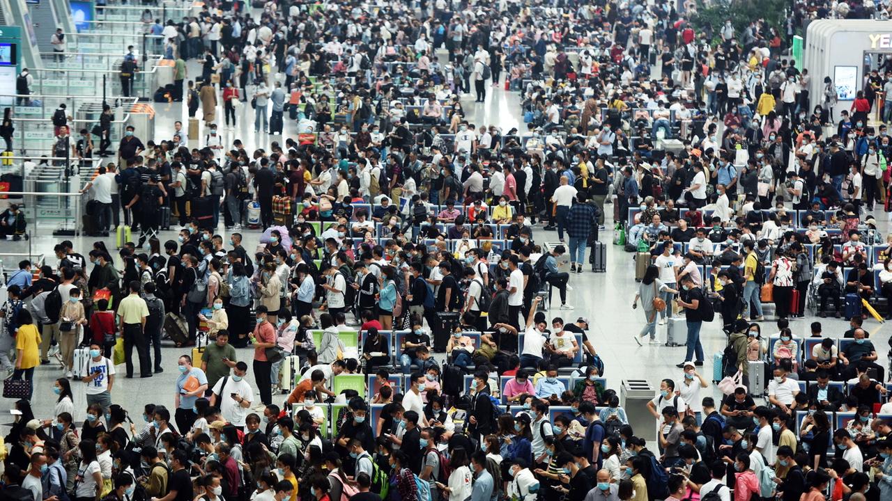 La foule à la gare de Hangzhou, dans l'est de la Chine, en septembre 2020. [Keystone - EPA/Long Wei]
