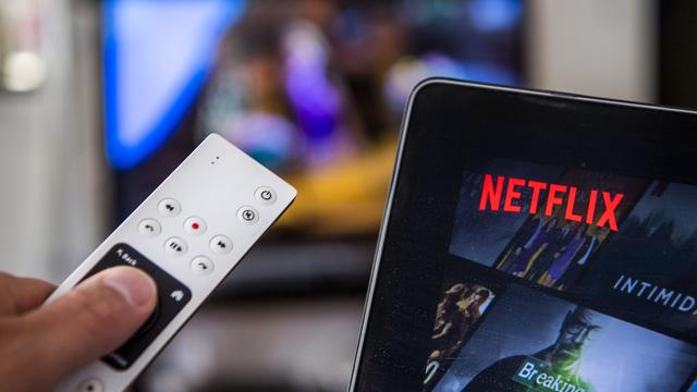 Une personne regarde la television grace a la plateforme Netflix dans un appartement le vendredi 20 mars 2020 a Lausanne. La plateforme de streaming Netflix a decide de reduire les debits sur tous ses flux en Europe pendant 30 jours afin d?alleger la pression sur l?internet, a annoncé le groupe suite a la crise du Coronavirus (Covid-19). (KEYSTONE/Jean-Christophe Bott) [KEYSTONE - JEAN-CHRISTOPHE BOTT]