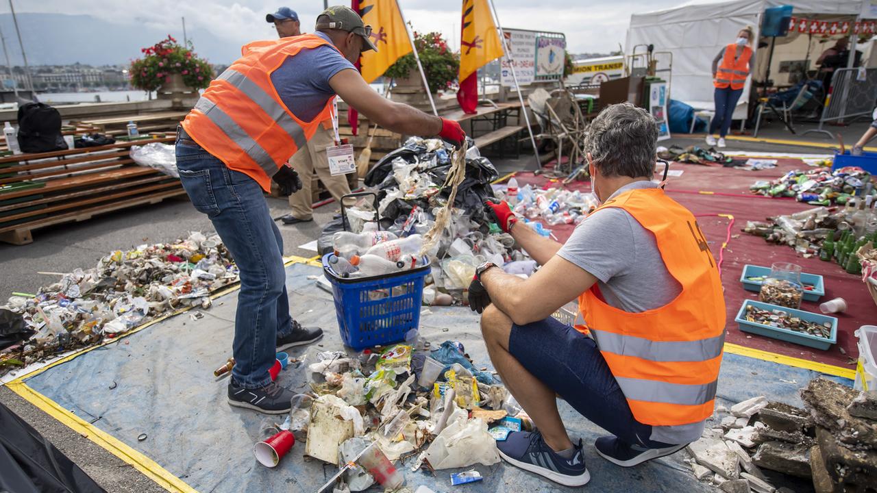Des volontaires trient des déchets lors de la 28e édition du nettoyage annuel du lac Léman, le 20 septembre 2020. [KEYSTONE - Martial Trezzini]