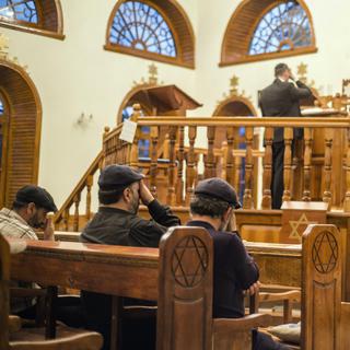 Prière dans la synagogue des Six Dômes à Krasnaiya Sloboda ou Ville Rouge, district de Quba,  Azerbaïdjan 2016. [NurPhoto via AFP - Oleksandr Rupeta]