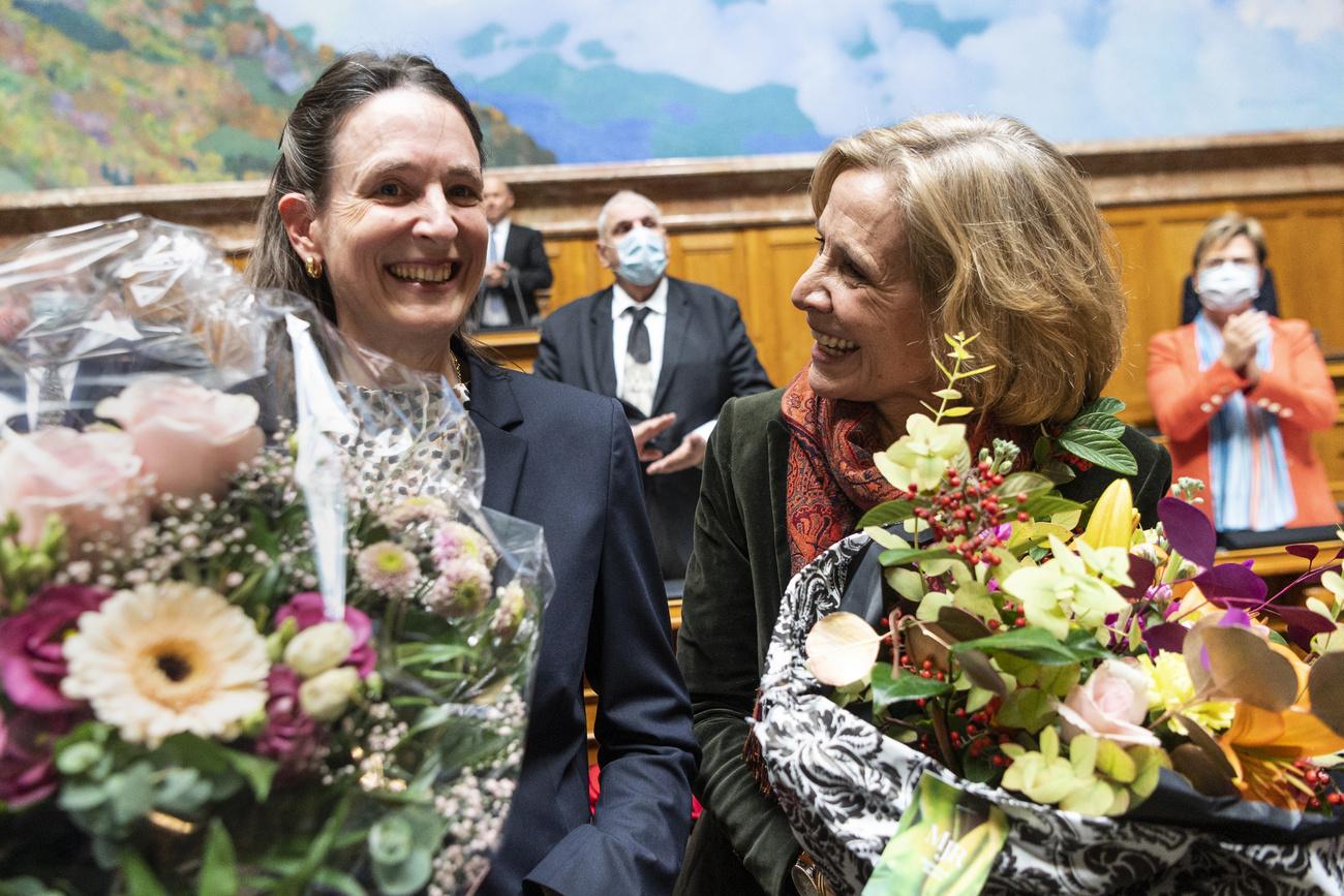 Céline Weber Koppenburg, à gauche, lors du premier jour de la session des Chambres fédérales, le 29 novembre 2021. A droite se trouve Patricia von Falkenstein (LPS/BS). [Keystone - Alessandro della Valle]