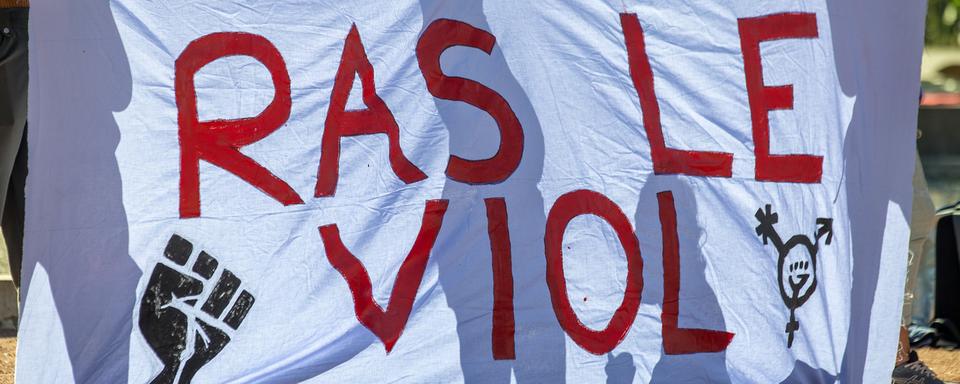 Des militantes de la grève féministe manifestent en réaction a l'avant-projet de loi fédérale portant sur la revision du droit pénal en matière sexuelle. Genève, le 8 mai 2021. [Keystone - Salvatore Di Nolfi]