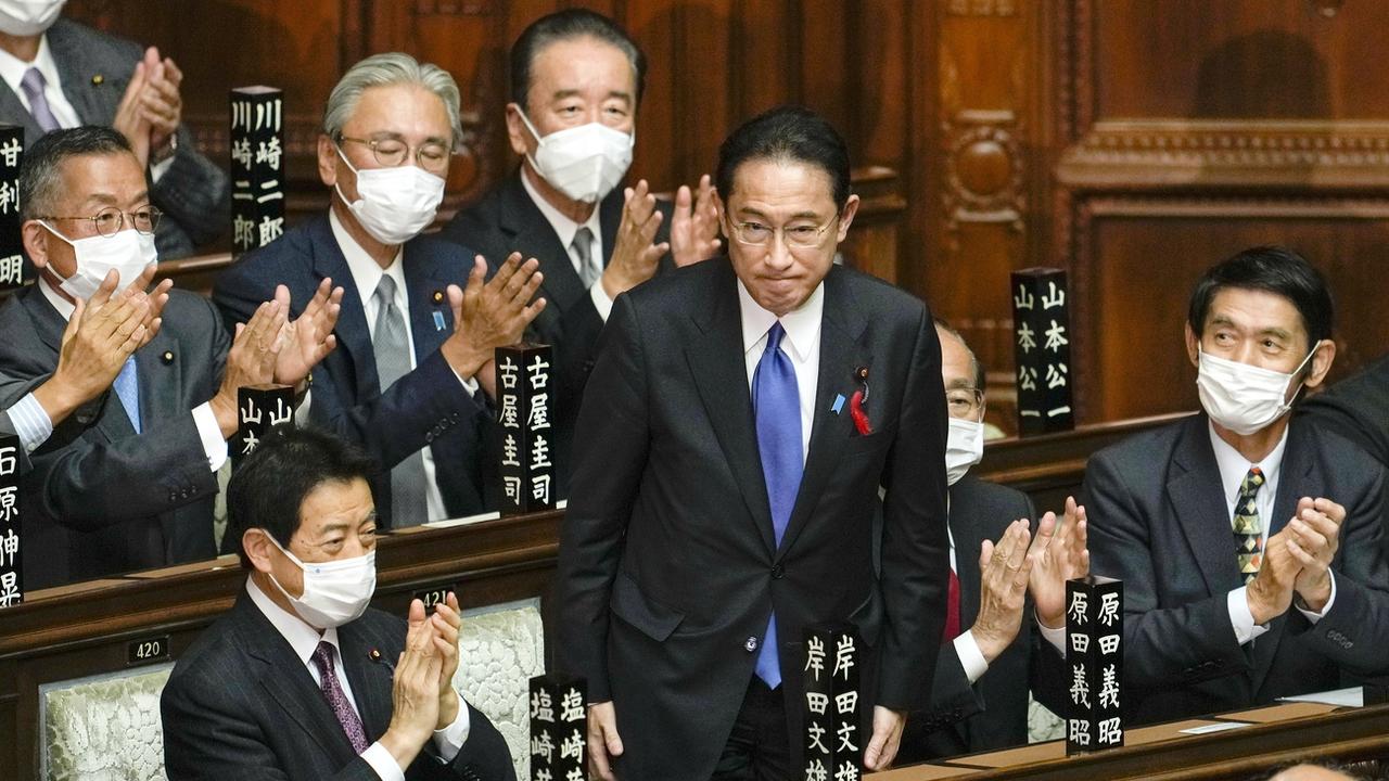 Le nouveau Premier ministre Fumio Kishida s'incline devant ses collègues députés au Parlement à Tokyo. [Keystone/EPA - Kimimasa Mayama]