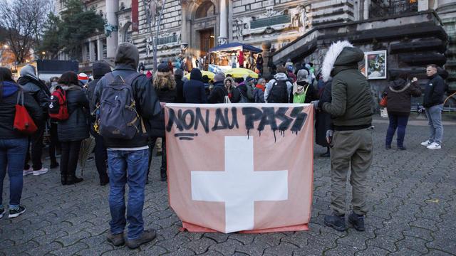 Quelque 200 opposants au pass sanitaire réunis à Lausanne, le 28 novembre 2021. [Keystone - Cyril Zingaro]