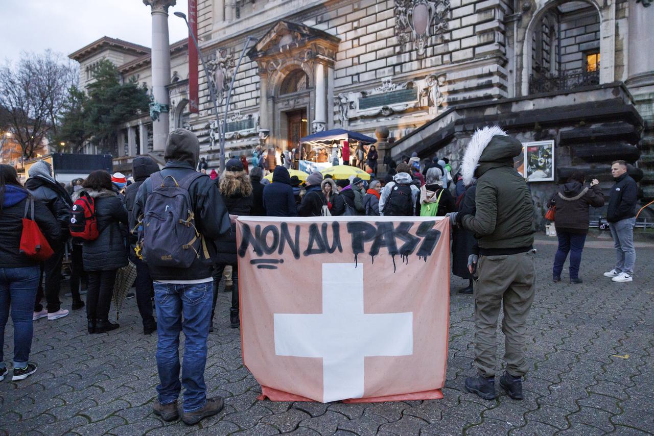 Quelque 200 opposants au pass sanitaire réunis à Lausanne, le 28 novembre 2021. [Keystone - Cyril Zingaro]