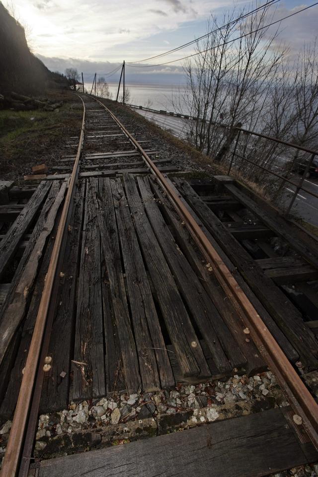 La ligne Evian-St-Gingolph, dite ligne du Tonkin (ici en 2007) permettrait de boucler le tour ferroviaire du Léman et de soulager la route nationale voisine, surchargée aux heures de pointe. [Keystone - Olivier Maire]