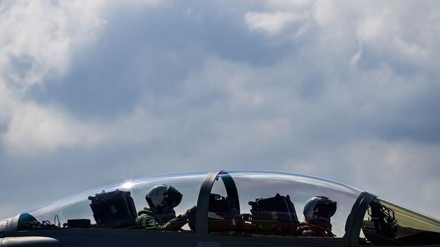 Des pilotes dans un Boeing F/A-18 Super Hornet lors d'un test à Payerne en avril 2019. [Keystone - Valentin Flauraud]
