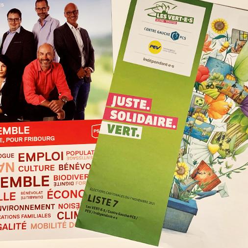 Des flyers électoraux du PS et des Verts à Fribourg.