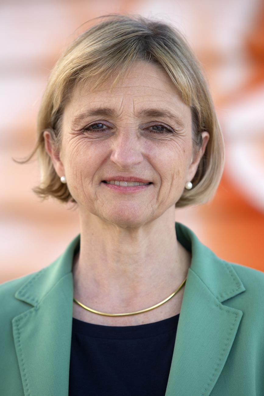 Fabienne Fischer, nouvelle élue Les Verts au Conseil d'Etat, pose sur la Treille à l'issue du second tour de l'élection complémentaire du Conseil d'Etat. Genève le 28 mars 2021. [Keystone - Salvatore Di Nolfi]