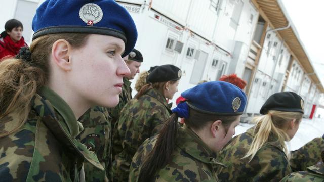 Les soldates de l'armée suisse auront des uniformes adaptés pour elles. [Keystone - Urs Flüeler]