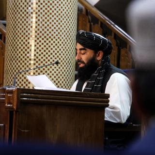 Zabhiullah Mujahid, porte-parole des Talibans, s'entretient avec des journalistes alors qu'il annonce le gouvernement provisoire et déclare le pays émirat islamique, lors d'une conférence de presse à Kaboul, en Afghanistan, le 7 septembre 2021 [Keystone - Stringer]