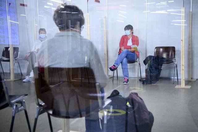 Une personne dans la zone d'attente post-vaccination Covid-19, lors de l'inauguration du centre de vaccination de Montreux. [KEYSTONE - LAURENT GILLIERON]