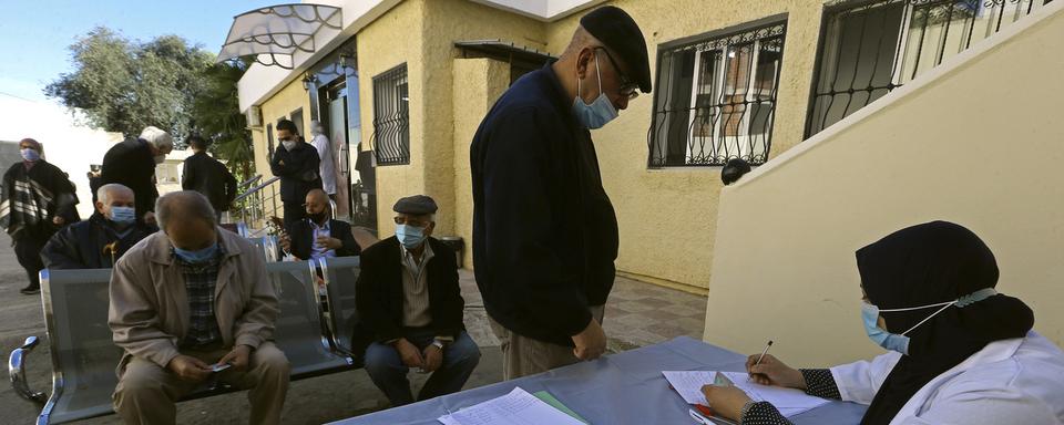 Des personnes viennent s'enregistrer pour être vaccinées contre le Covid-19 à Alger, le 3 février 2021. [Keystone/AP photo - Fateh Guidoum]