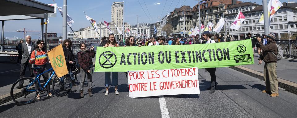 Des manifestants du groupe Extinction Rébellion en faveur du climat, en avril 2019 à Lausanne. 
Adrien Perritaz
KEYSTONE [Adrien Perritaz]