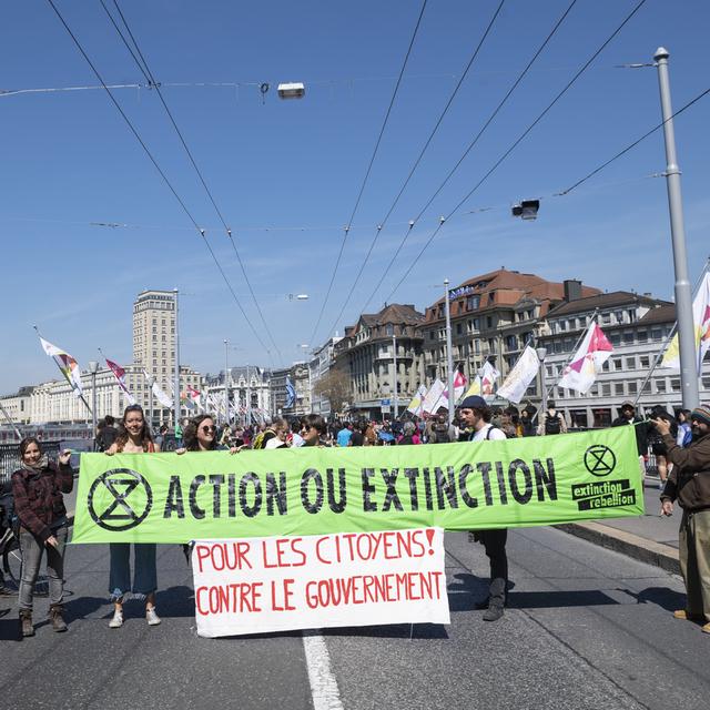 Des manifestants du groupe Extinction Rébellion en faveur du climat, en avril 2019 à Lausanne. 
Adrien Perritaz
KEYSTONE [Adrien Perritaz]