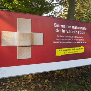Une affiche de l'Office fédéral de la santé publique (OFSP) annonçant la semaine nationale de la vaccination contre le COVID 19. [Keystone - Salvatore Di Nolfi]