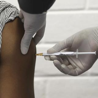 L'Afrique du Sud a commandé 20 millions de doses du vaccin Pfizer/BioNTech contre le Covid-19, a indiqué dimanche le ministre sud-africain de la santé au "Sunday Times" [KEYSTONE - SIPHIWE SIBEKO]