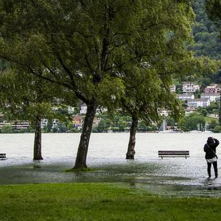 Le lac de Bienne a débordé à Nidau le mercredi 14 juillet 2021. [Keystone - Jean-Christophe Bott]