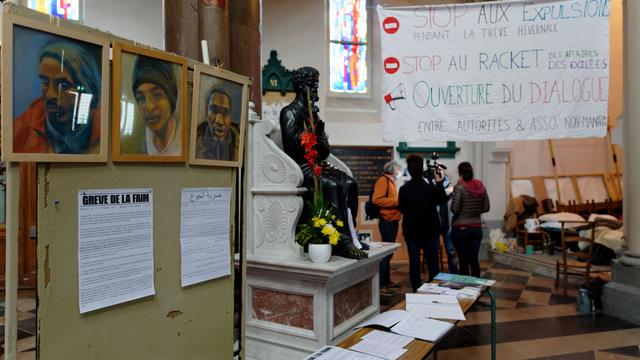 Le père Philippe Demeestere a installé son piquet de grève de la faim dans l'église Saint-Pierre de Calais. [AFP - Sylvain Lefevre]