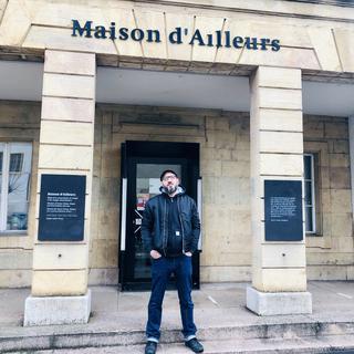 Marc Atallah devant la Maison d'Ailleurs. [RTS - Karine Vasarino]